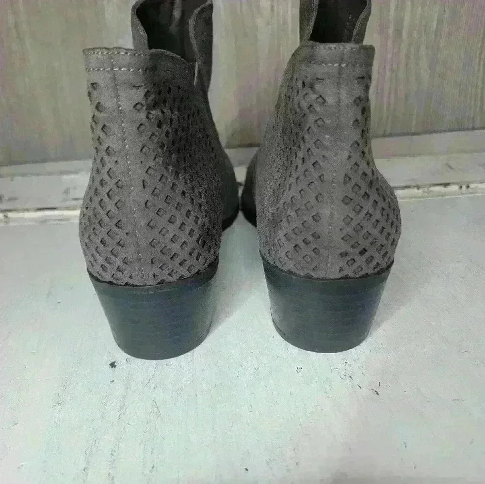 NWT Mia Gray suede ankle boots. Size 8.5 W
